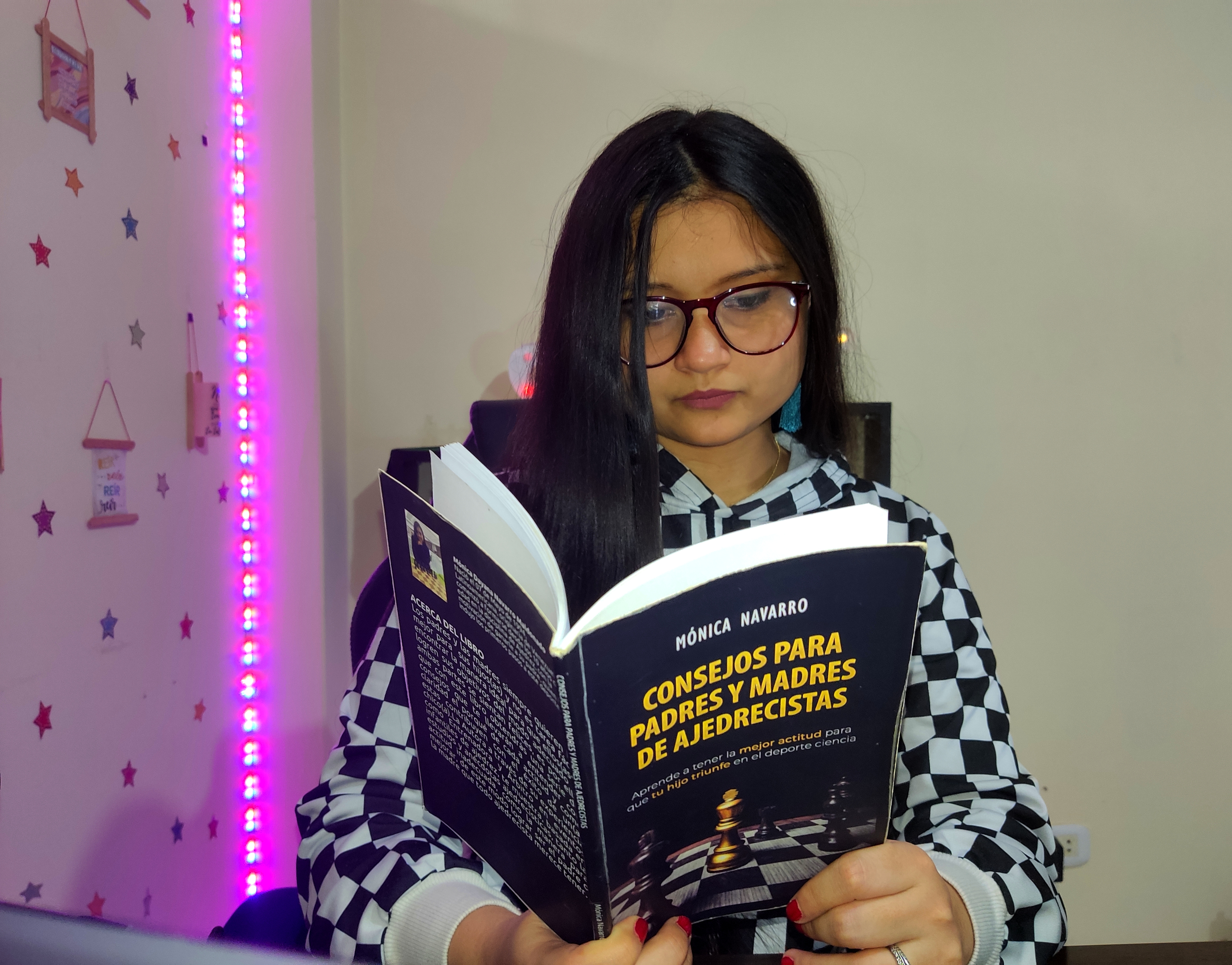 Mónica en el tablero