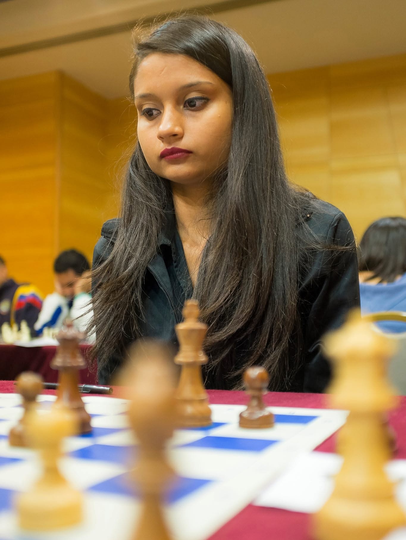 Mónica jugando ajedrez